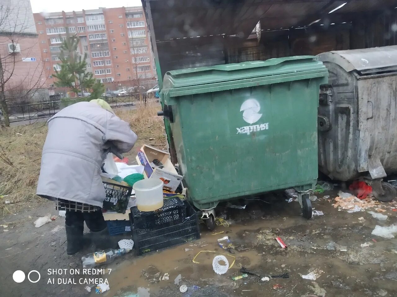 Пенсионеры мусорные баки. Пенсионеры в мусорном баке. Украинские пенсионеры на мусорке.