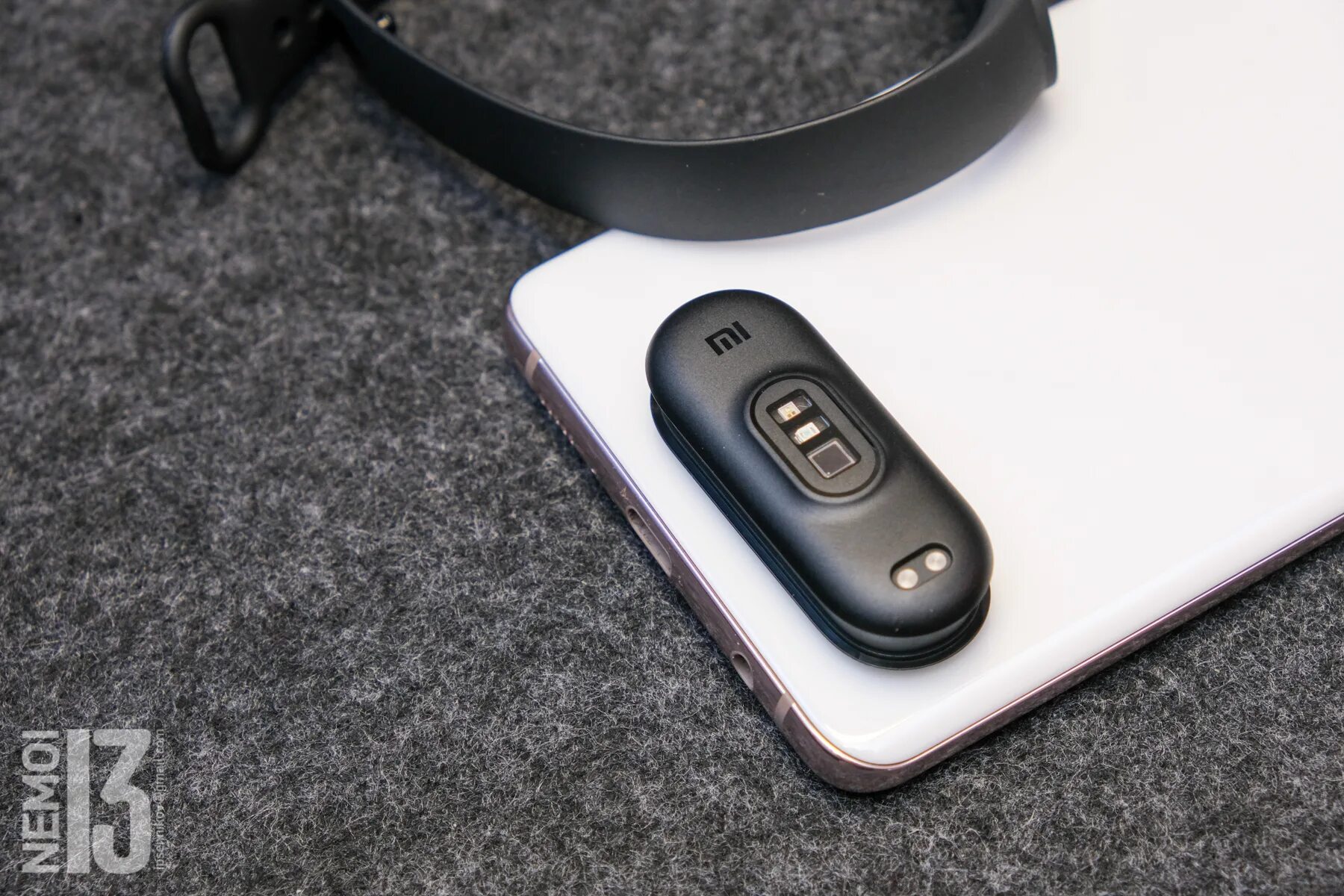 Mi band не работает сенсор. Mi band 6. xiaomi band 6. mi band 6 наушники. mi band 6 разъем.