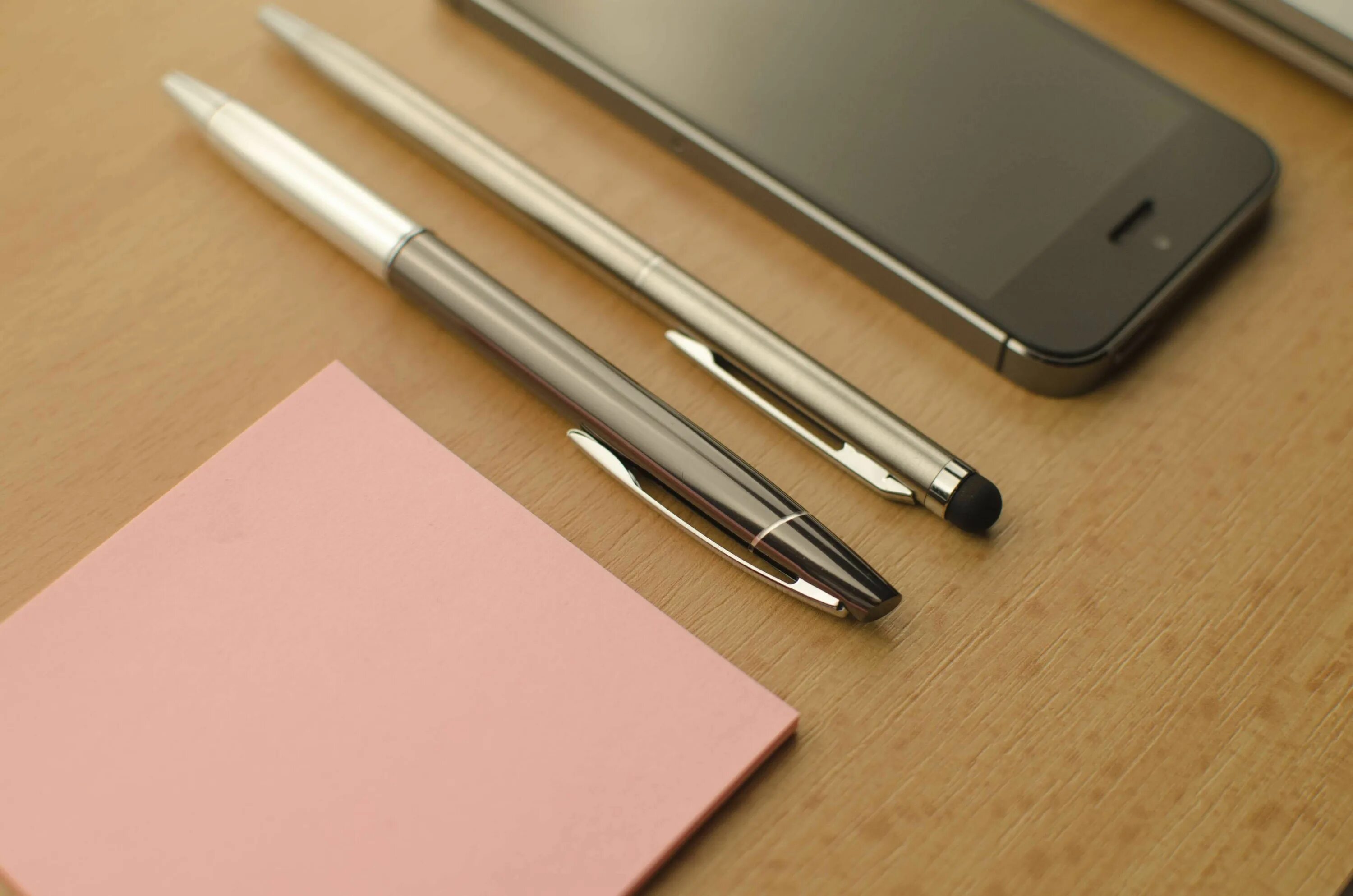 There pens on the table. Ручка на столе. Авторучка. Ручка макбук блокнот айфон. Ручка бумага карандаш в стол много.