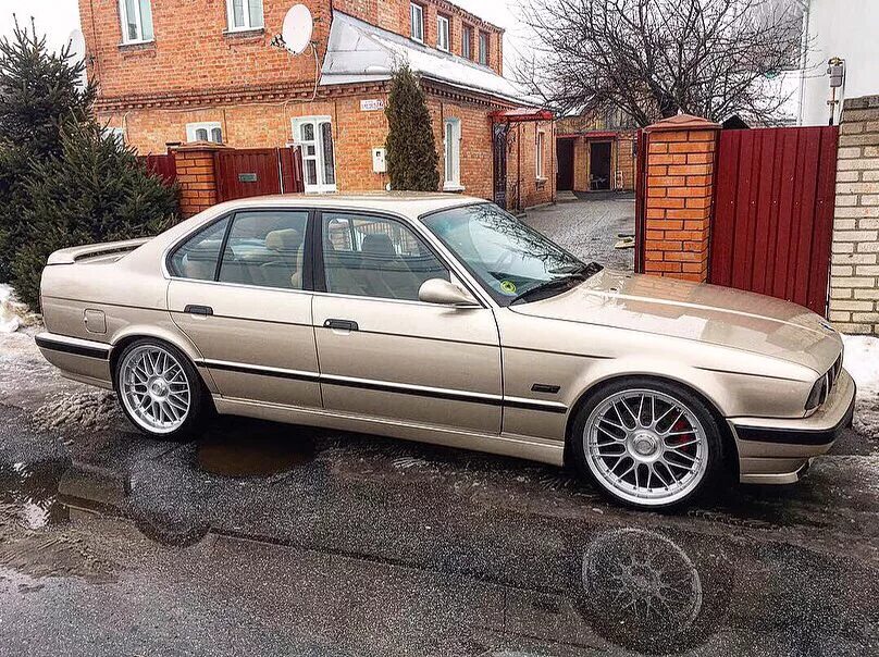 Диски на бмв е34. Bmw e34 r16 диски. бмв е34 на 19 дисках. bmw e34 бежевая. диски на бмв 34.