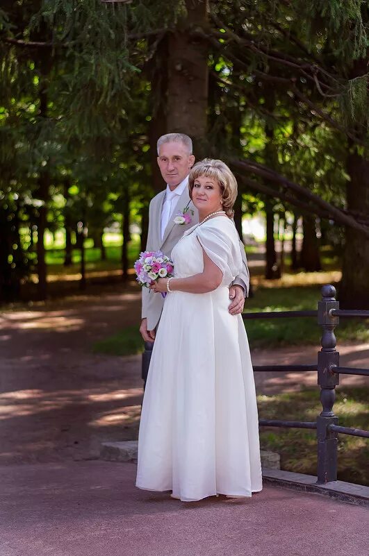Свадьба после 30 лет. Фотосессия на 20 лет свадьбы. наряд на годовщину свадьбы. свадебное платье после 40. платье на годовщину свадьбы 20 лет.