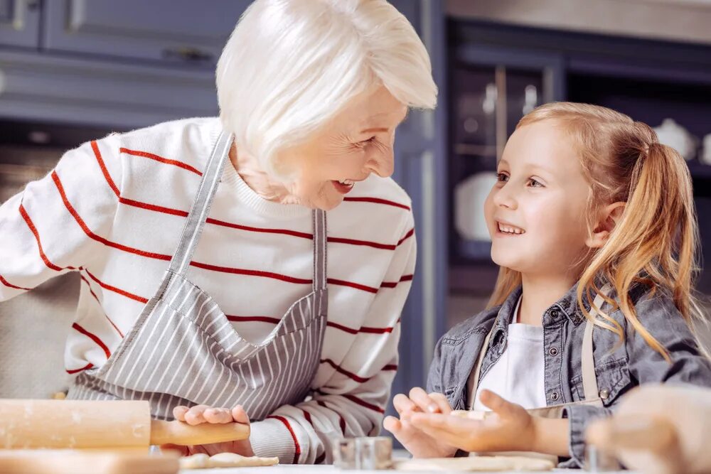 Бабушки делают уроки. Мальчик с бабушкой делают уроки. Grandmother and granddaughter the Kitchen. Her.granddaughter.2015.