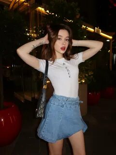 Обнажённая, без одежды. 