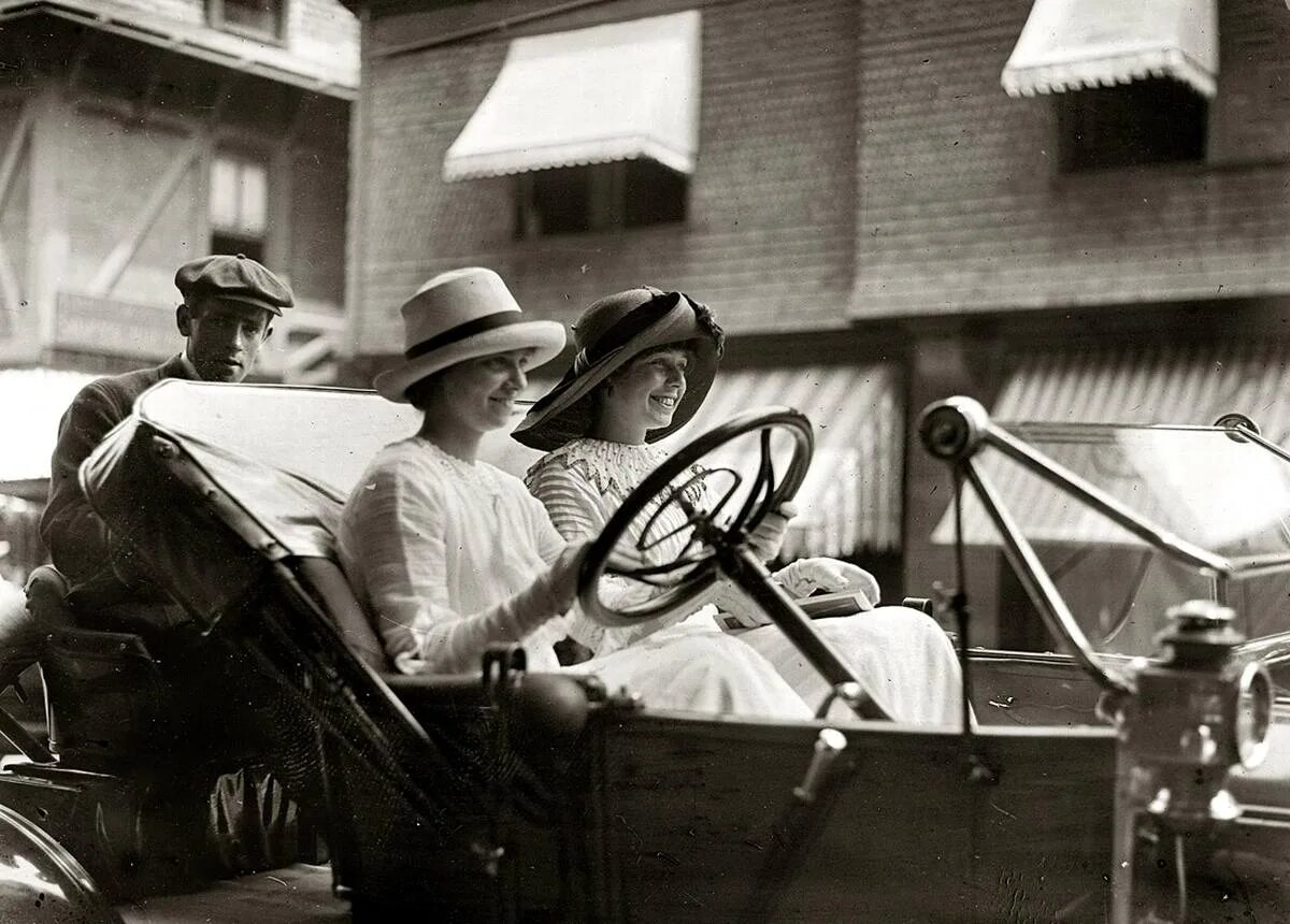 Нью Йорк 1910. Нью Йорк 1910 год. Автомобили 20 годов 20 века. Женщины и автомобили начала 20 века.