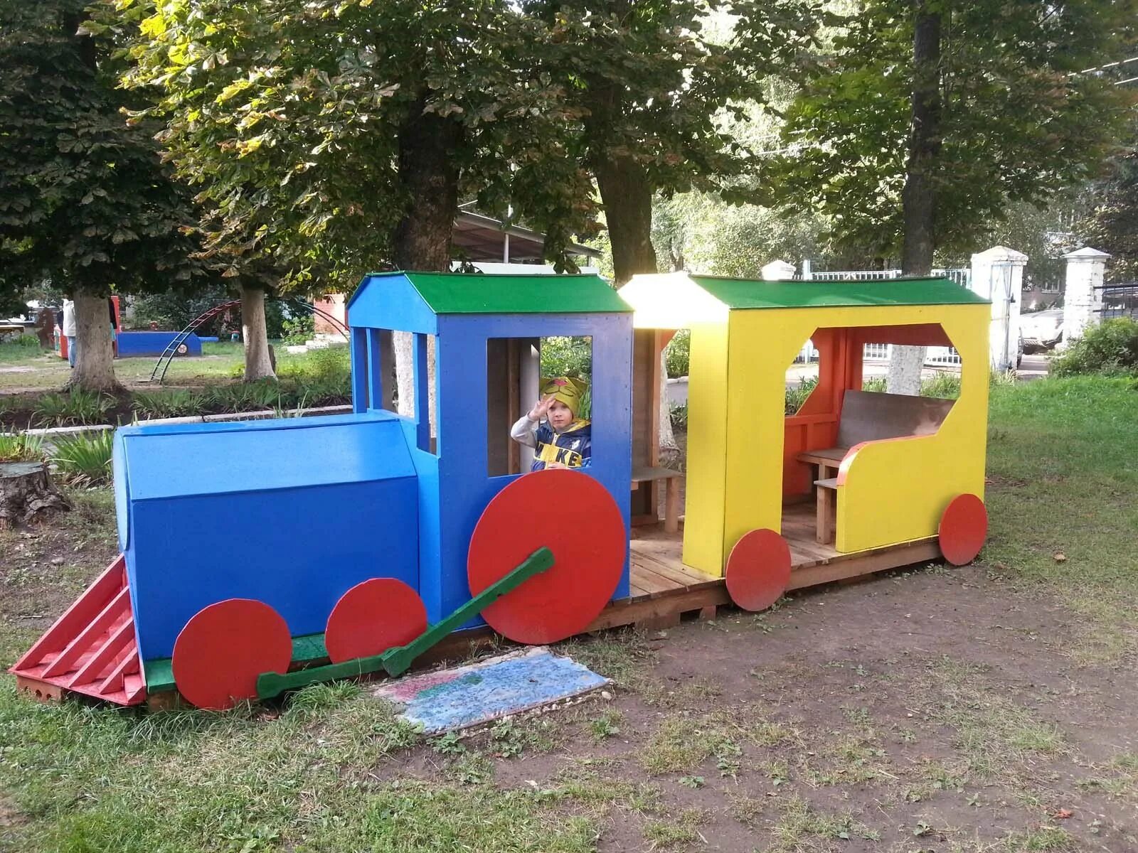 Построить паровозик. Паровозик из ромашково детский сад. Деревянный паровоз для детского сада. Деревянный паровозик для детской площадки. Построить паровозик.