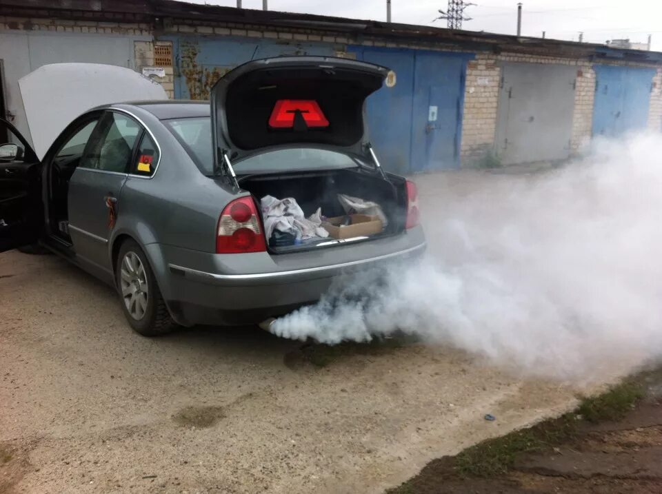 Дым из трубы машины почему. Машина дымится. Выхлопные ГАЗЫ. Сизый дым из выхлопной трубы. Сизый дым из выхлопа.