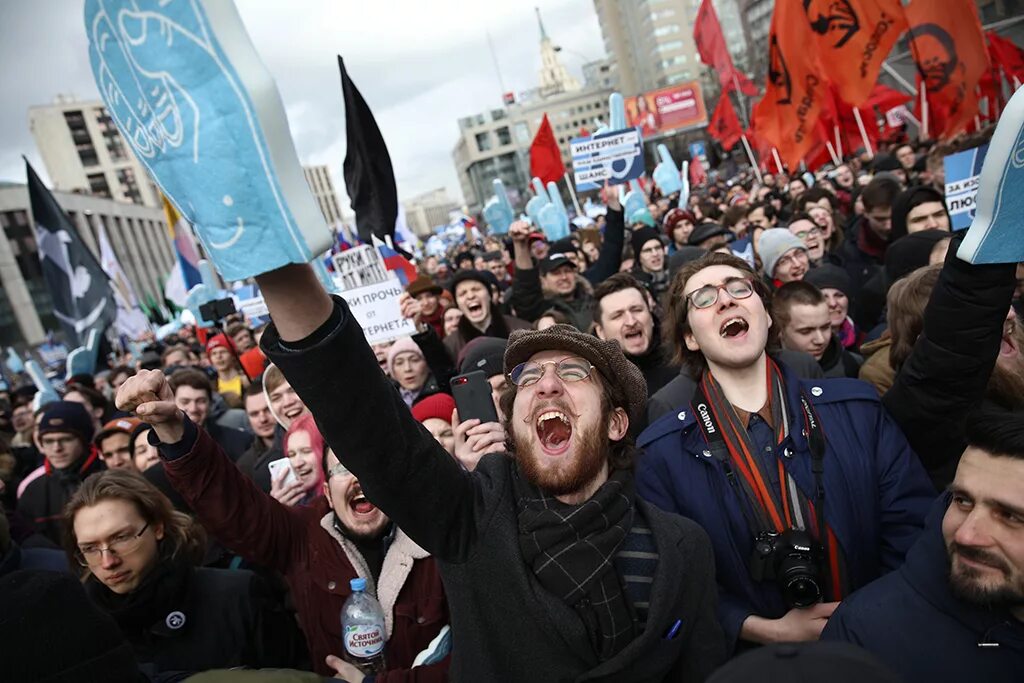 Митинг. Злые россияне. Митинги в Европе. Митинги в России за Свободный интернет. Собрать митинг