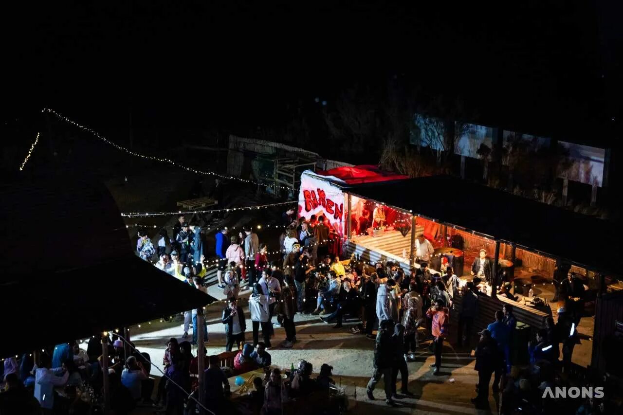 Огонь на ладони. Фестиваль стихия узбекистан. Стихия огня. Пять стихий группа. Стихия фестиваль муйнак 2019.