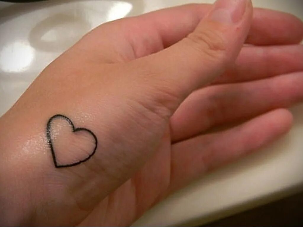 Сердце на большом пальце. Тату сердечко на пальце. Сердечко пальцами. Тату на пальцах. Мини тату на пальцах.