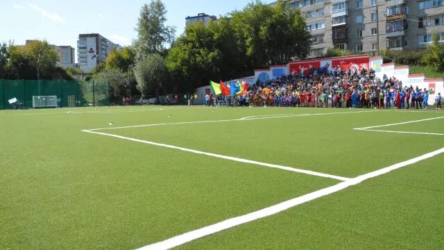 135 поле. 135 школа пермь стадион. стадион 135 школы барнаул. лицей 4 пермь стадион. фото школы 135 пермь.