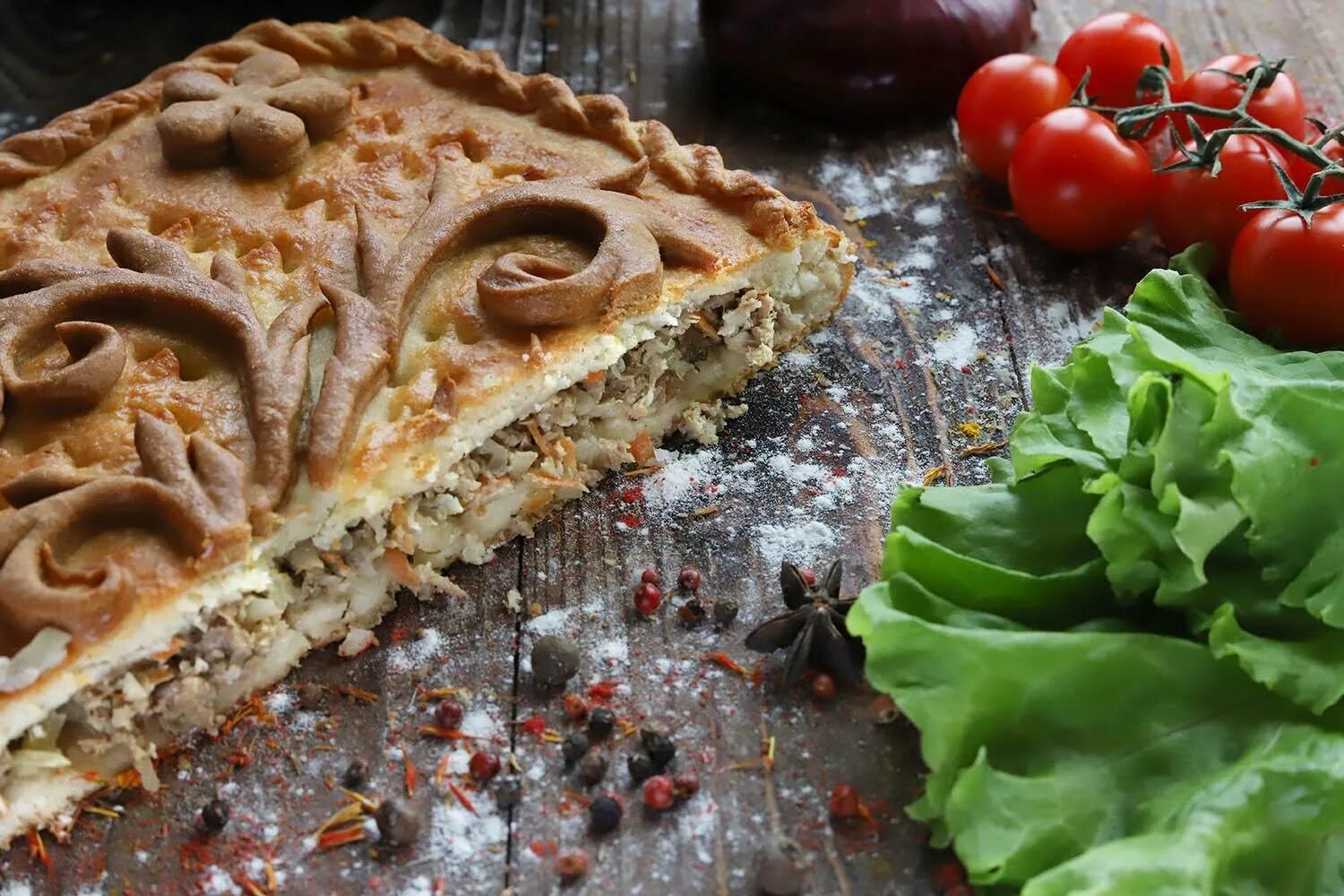 Красивый пирог с мясом. Выпечка с творогом и яблоками. Дрожжевой пирог с капустой. Пирог из риса. Пирог на белом фоне.