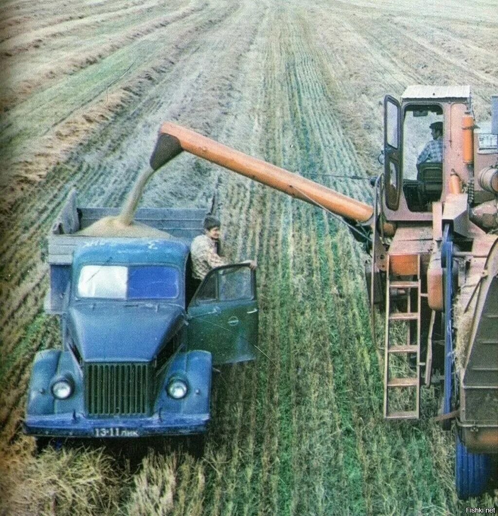 Уборочная колхозах. Комбайны ск-4 в ссср. Ск5 нива зил 130. Советская уборочная страда ссср. Комбайн нива ск 4.