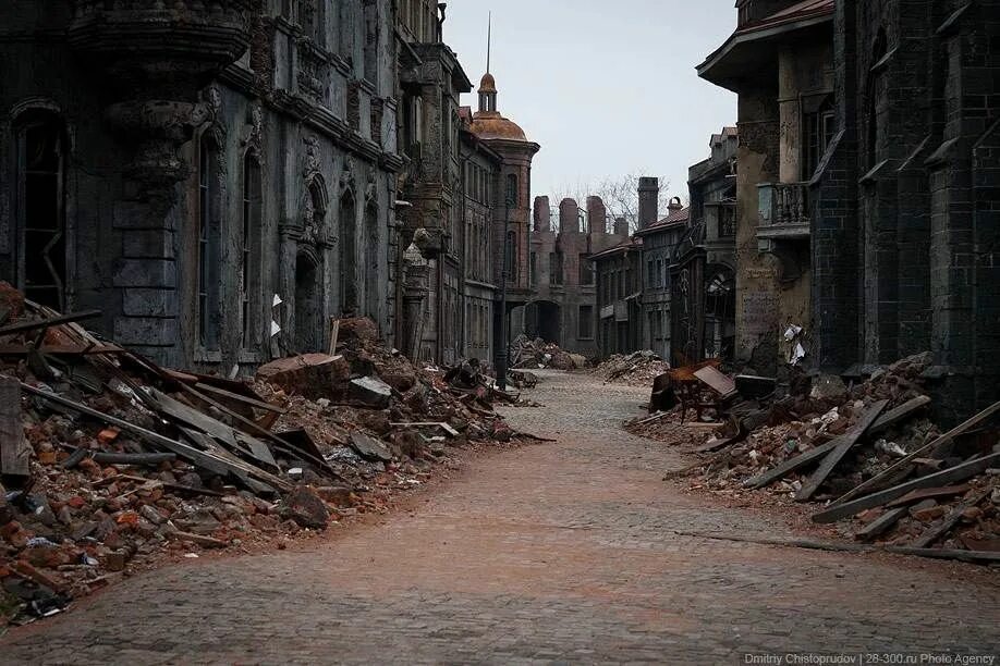 Город призраков (Ghost Town, 2008). Мосфильм разрушенный Берлин. Город Мосфильм руины города. Разрушенный город. Разрушенный поселок