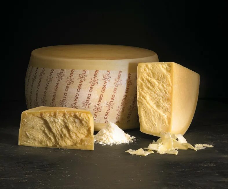 Пармезан фото. Сыр пармиджано реджано. Итальянский сыр пармиджано. Бритчон сыр. Типа пармезан.