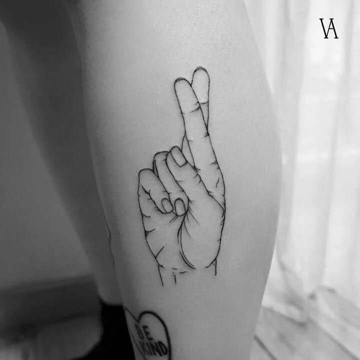 Скрещенные пальцы. Микеланджело сотворение адама руки эстетика. Тату два пальца скрещены. Тату два пальца. Два пальца тату.