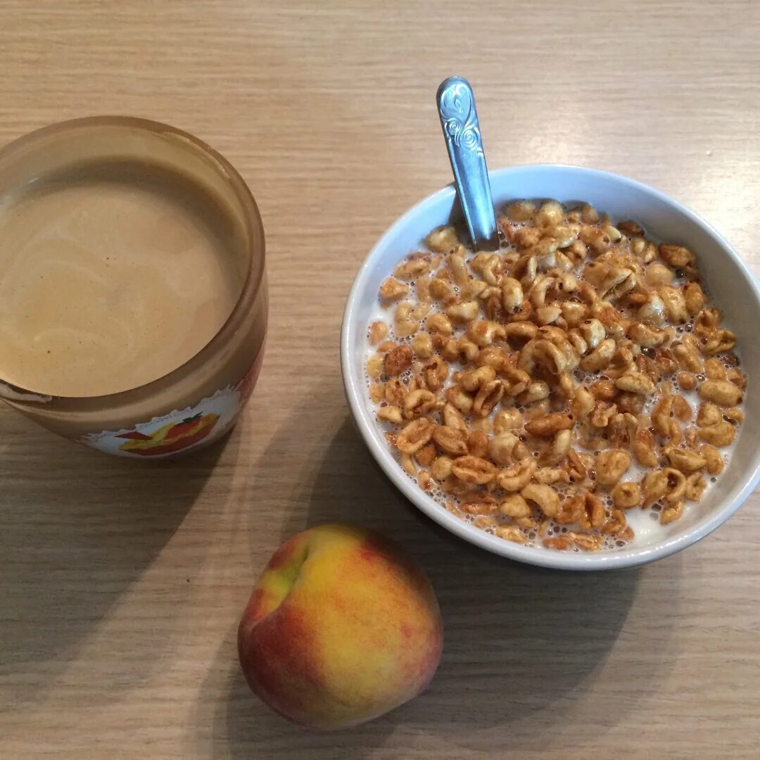 Пшеничный завтрак. Завтрак сладкая пшеница. Сухой завтрак с яблочным вкусом. Пшеница с молоком в карамели. Сухой завтрак пшеница с медом.
