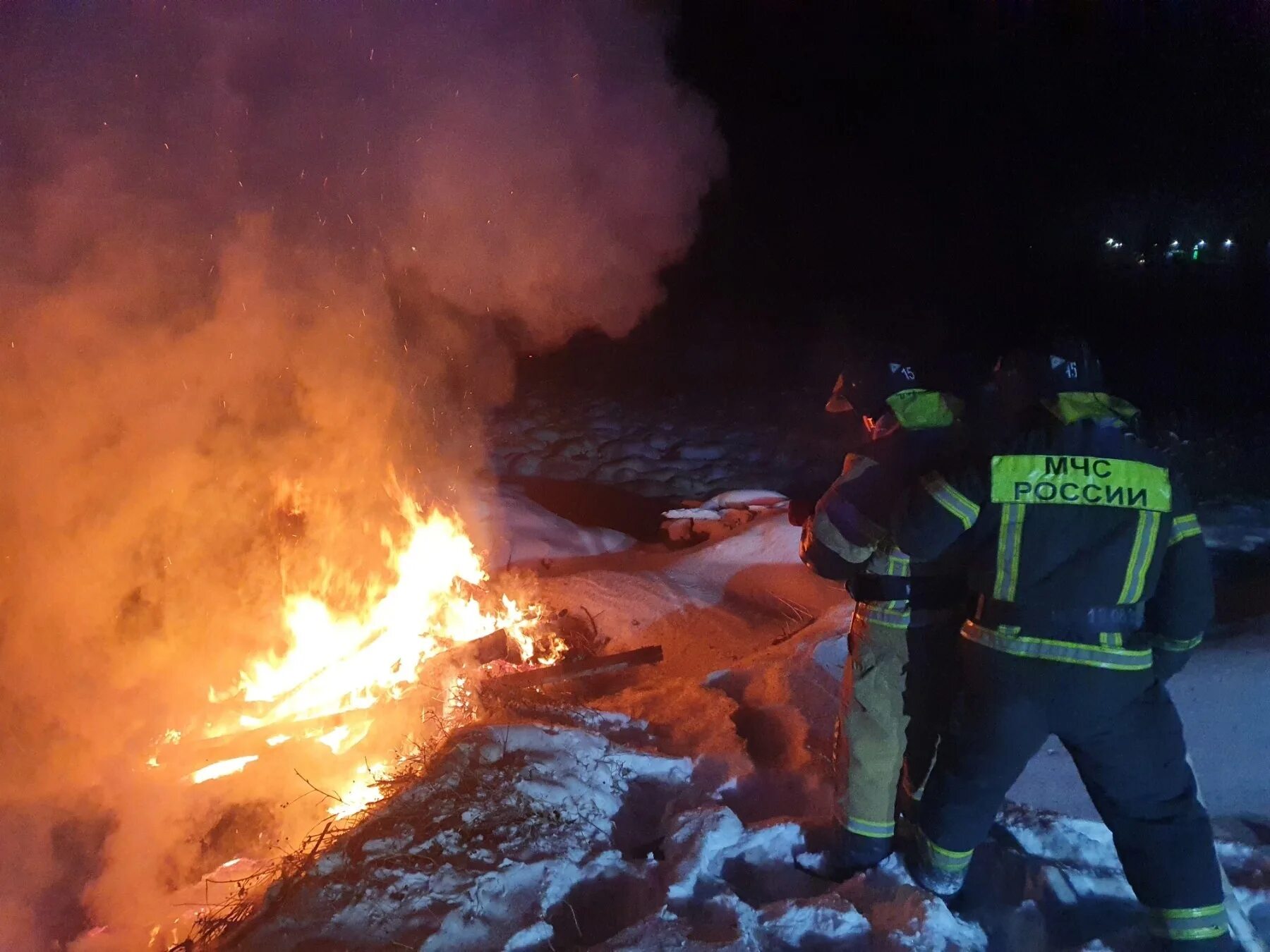 Пожар. Пожар зимой. Пожарные на пожаре. Пожар ночью. Сгорел ночной