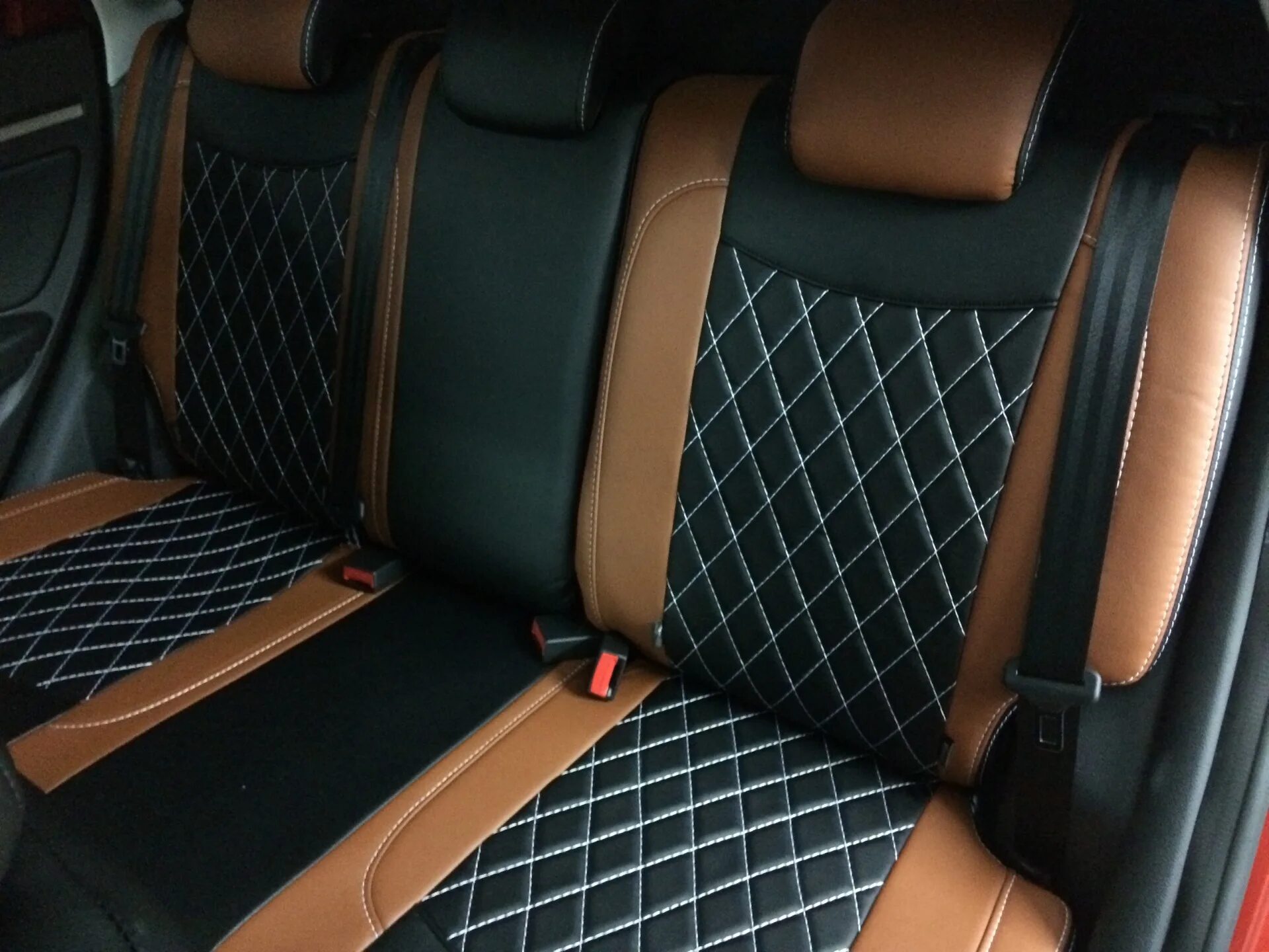 авточехлы экокожа ромб. перешить сиденья автомобиля. перешивка сидений автомобиля infiniti qx56. перетяжка автокресел. кожаные сиденья.