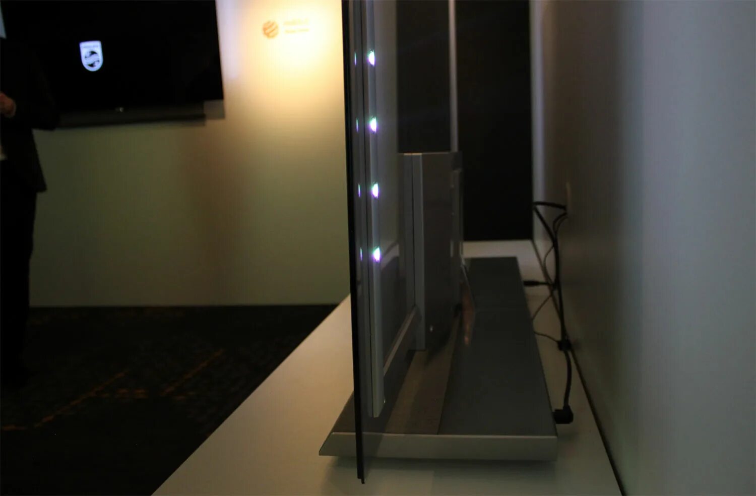 Philips oled обзор. Тв филипс 806. philips 65oled806 кронштейн на стену. колонки у philips oled. philips oled706 крепление на стену.