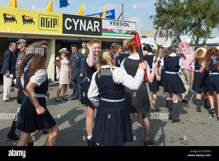 Trajes basado en los trabajos del dibujante Ronald Searle en St Trinian&apo...
