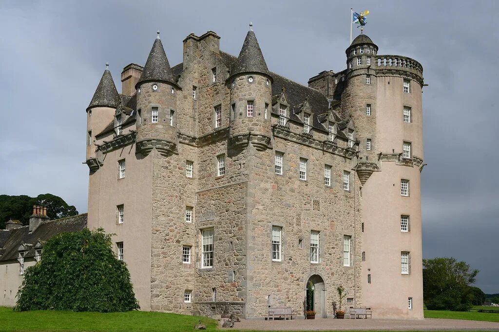 Шотландия достопримечательности замок Castle Fraser. Замок Фрейзер Шотландия Легенда. Суинтон замок Шотландия. Замок Хаттон, Абердиншир. Окрестности замка