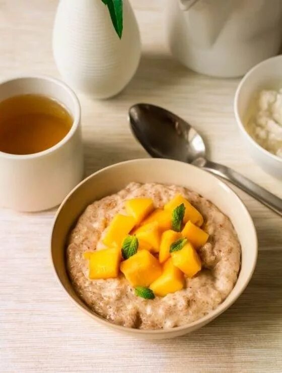 Рисовая каша с манго и чиа. Каша с манго. Каша с манго. Каши манга. Овсяные хлопья с молоком на завтрак.