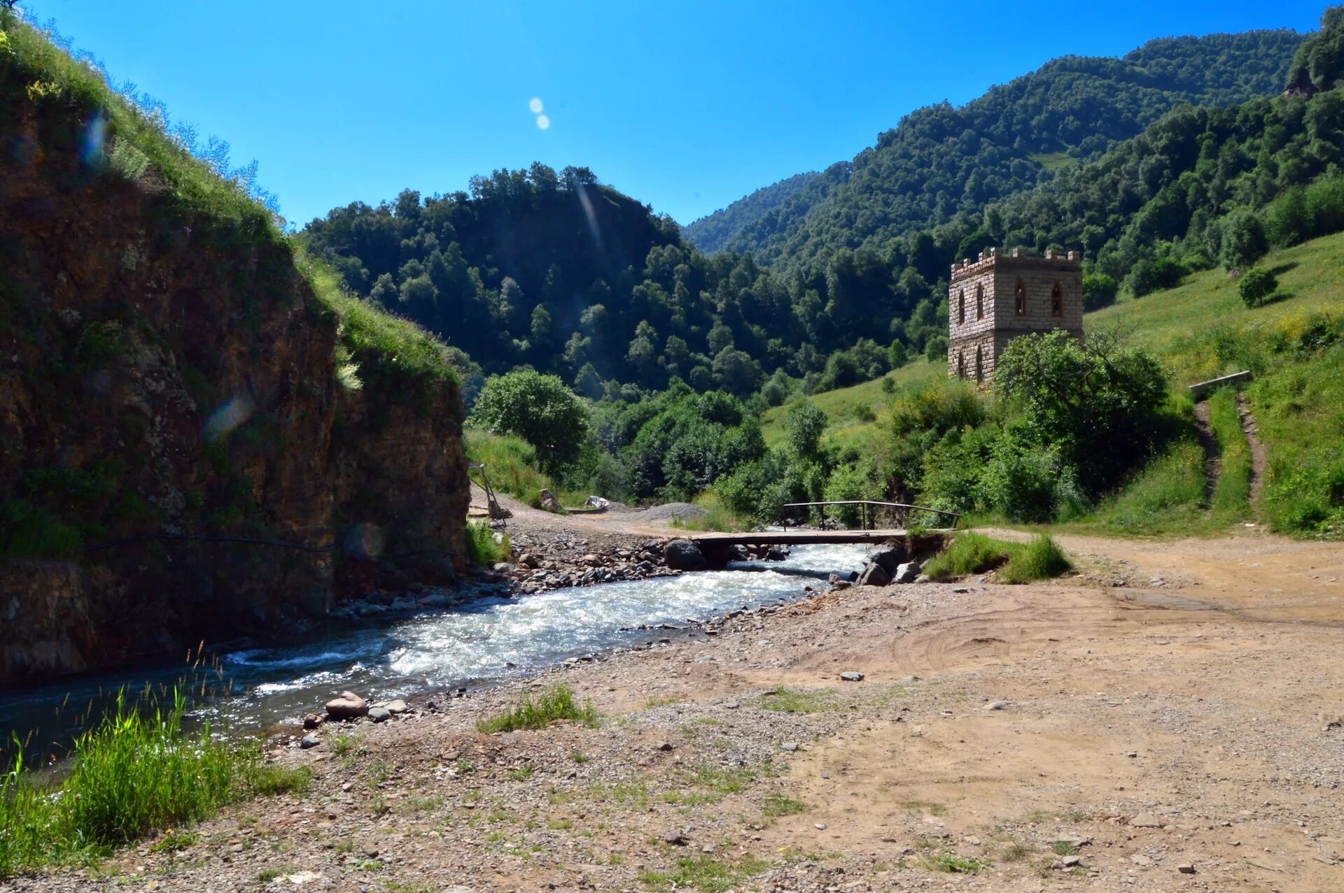 Нарзан кабардино балкария. Река Хасаут Долина Нарзанов. Долина Нарзанов Кабардино-Балкария. Долина Нарзанов Долина реки Хасаут. Нарзановая Долина в Кабардино Балкарии.