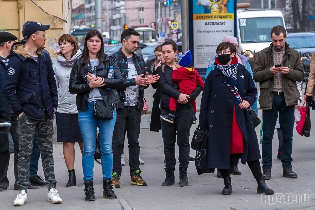 Вирус гуляет. Люди на улице. Люди на улицах Москвы. Люди в куртках на улице. Люди на улице Россия.