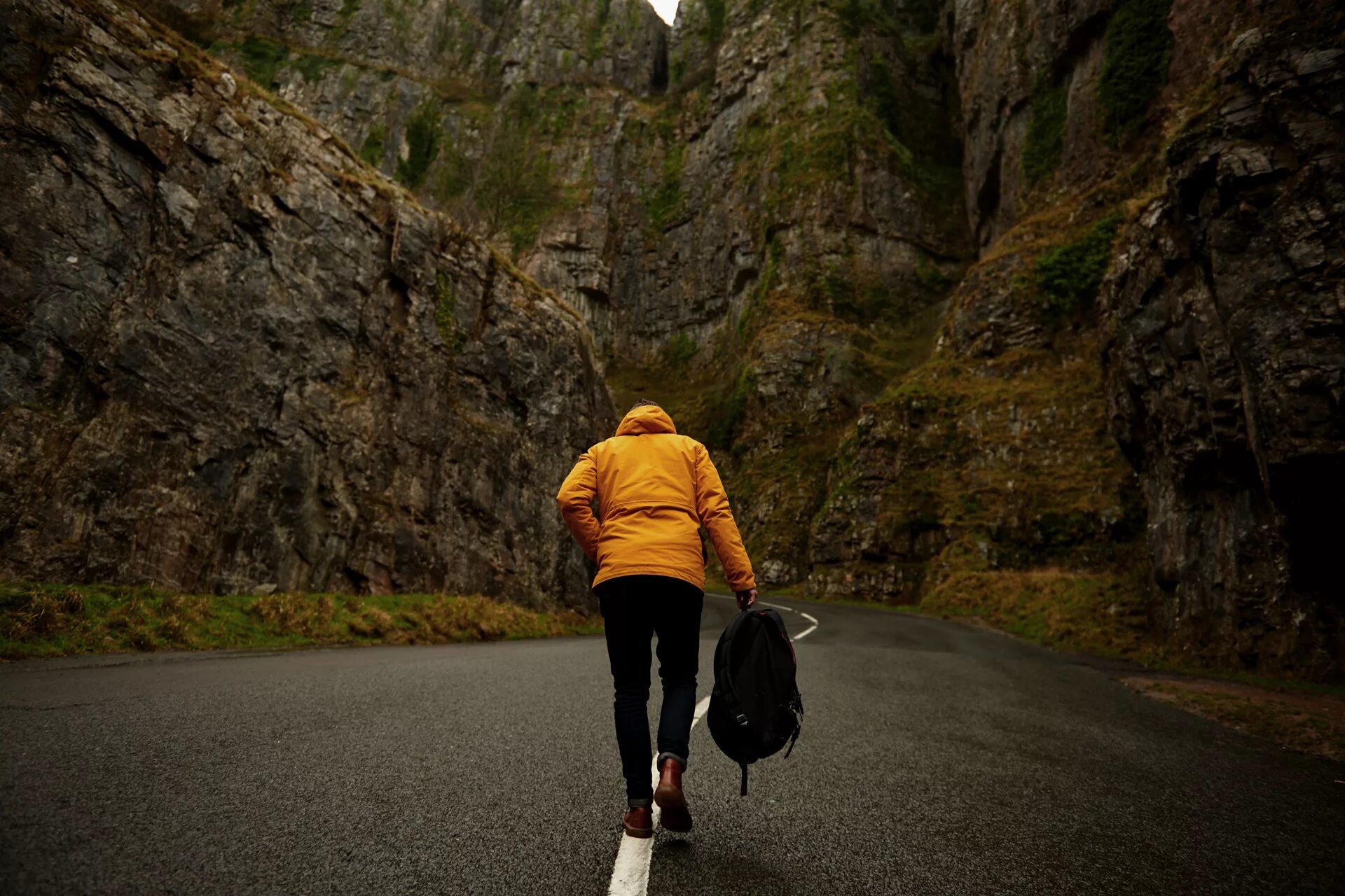 People this road. Прогулка в горах. Прогулка пешком. Человек идет по дороге. Человек на дороге.