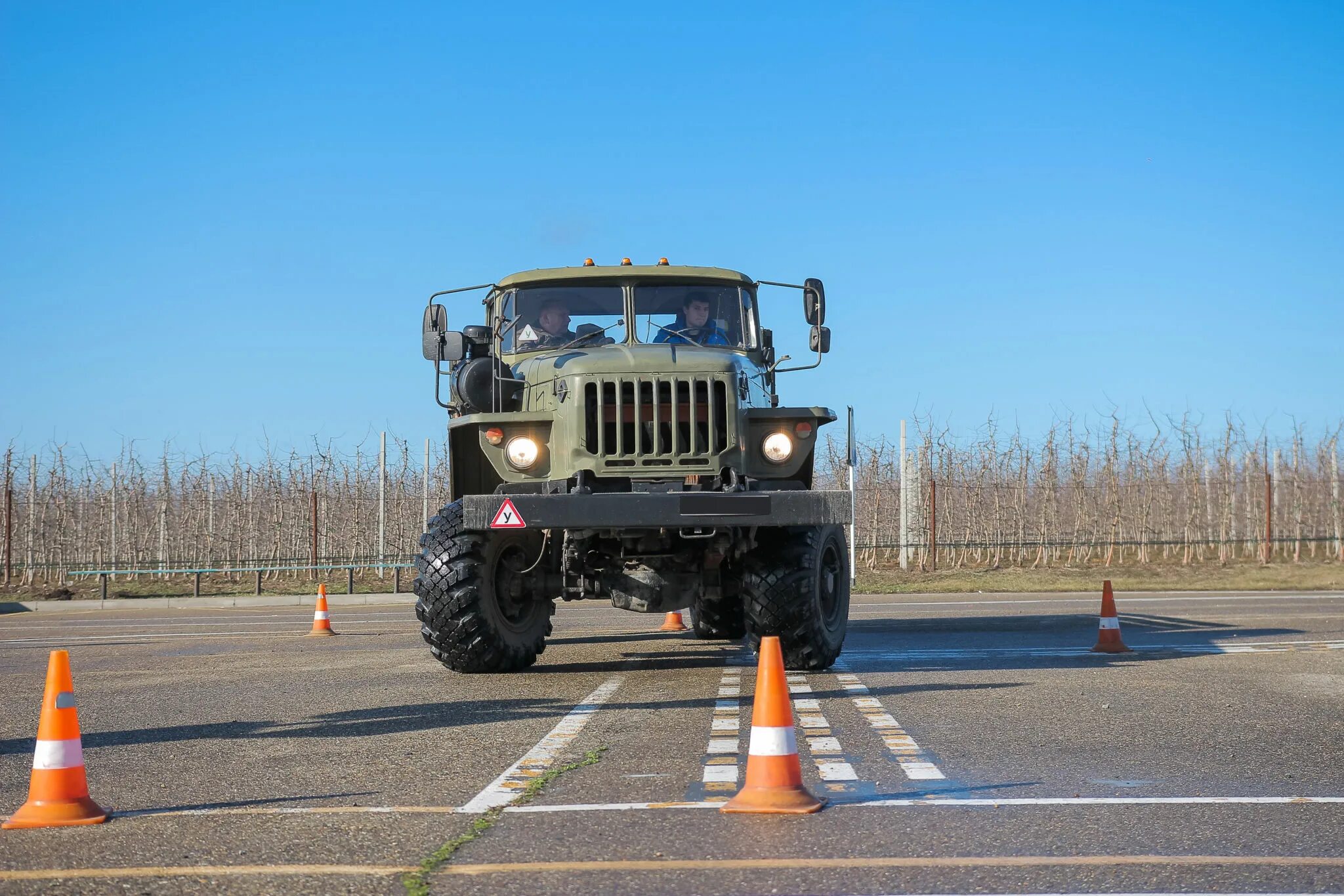 Камаз 4310 учебный досааф. Водители досааф. Досааф автомобили. Досааф водитель в армии. Учебный камаз досааф.