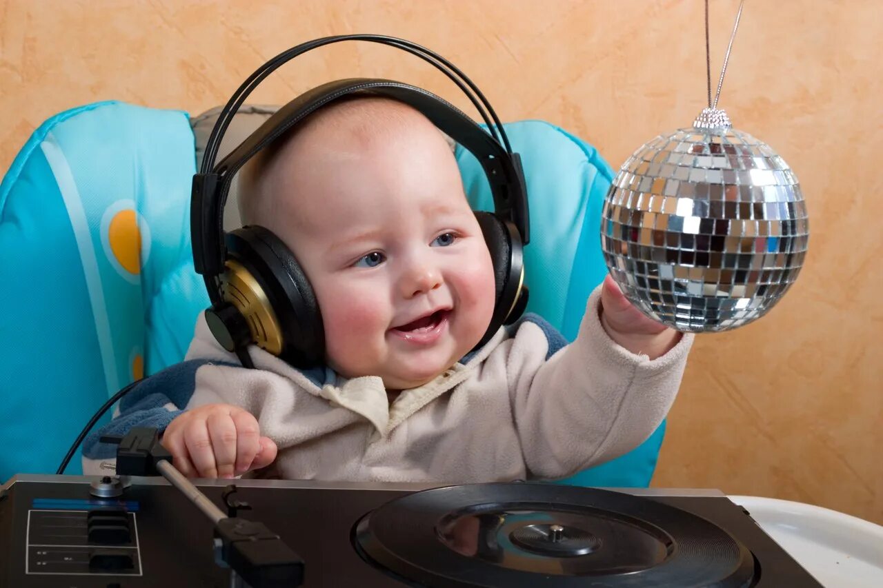 Дети СЛУШАЮТ музыку. Младенец слушает музыку. Ребенок слушает магнитофон. Дети СЛУШАЮТ музыку фото. Слушать детские 2023