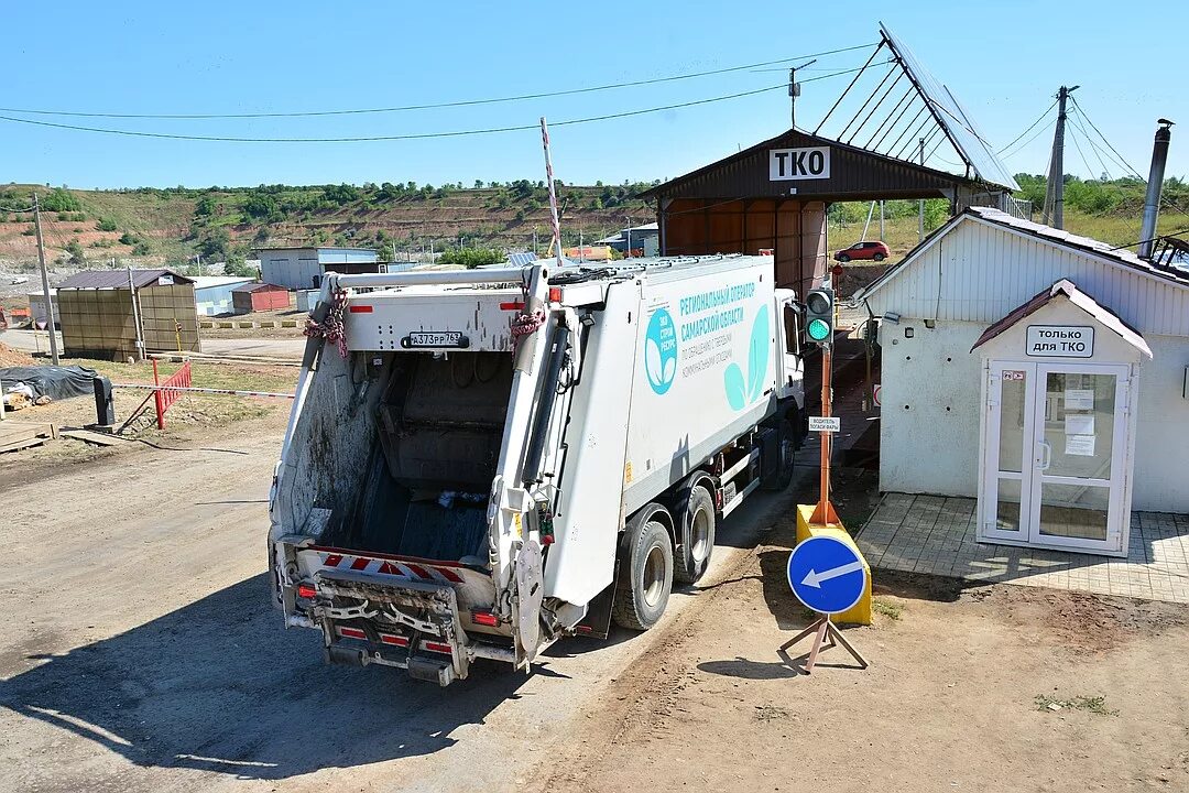 Мусоровозы на полигоне. Мусоровоз Тольятти. Мусоровоз на свалке. Мусоровоз Самара.