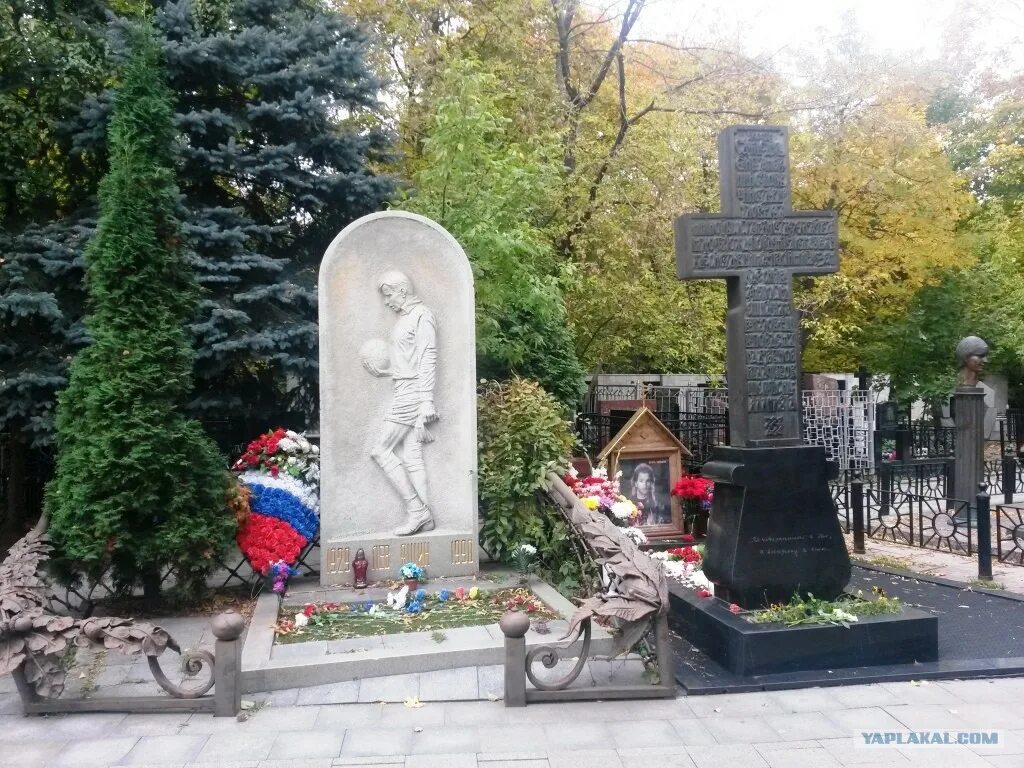 Ваганьковское кладбище тальков. Могила игоря талькова. Ваганьковское кладбище тальков. Могила талькова на ваганьковском. Могила талькова.
