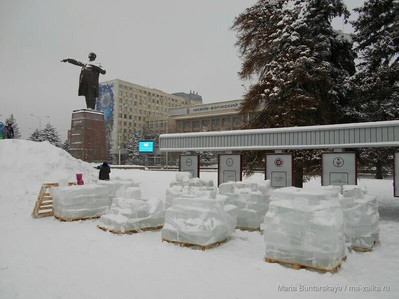 Ледяной Лабиринт. Горка на театральной площади Саратов. Саратов Театральная площадь снежный Лабиринт. Ледяной городок перед ДК. Юбилейный в Уфе.