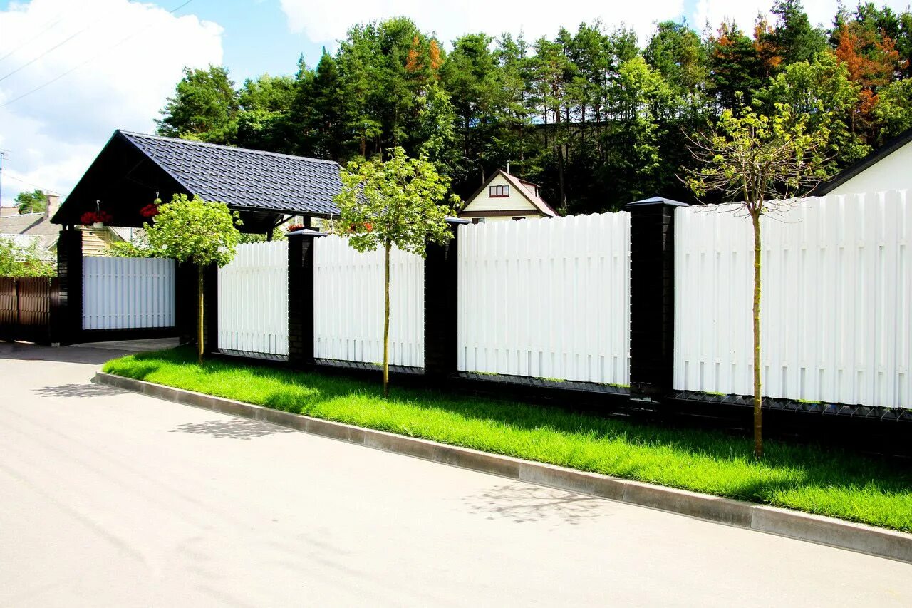 Картинки по запросу профлист белый забор Backyard fences, Fence, Decks backyard
