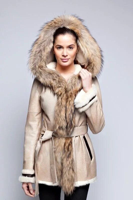 То ли дело я в пуховике. Дубленка или пуховик для женщин что лучше. Жилет из овчины с капюшоном. Что теплее дубленка или пуховик. Пуховик дубленка.