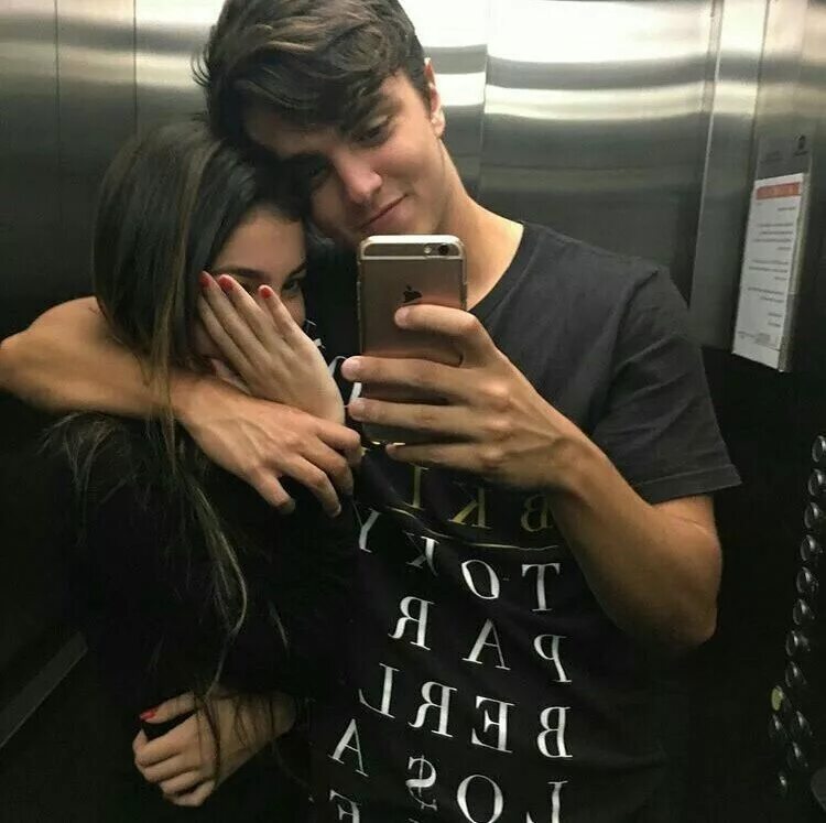 Парень и девушка обнимаются. Любовные пары подростков. Милая парочка. Парочки в зеркале. Домашняя фотосессия с парнем.