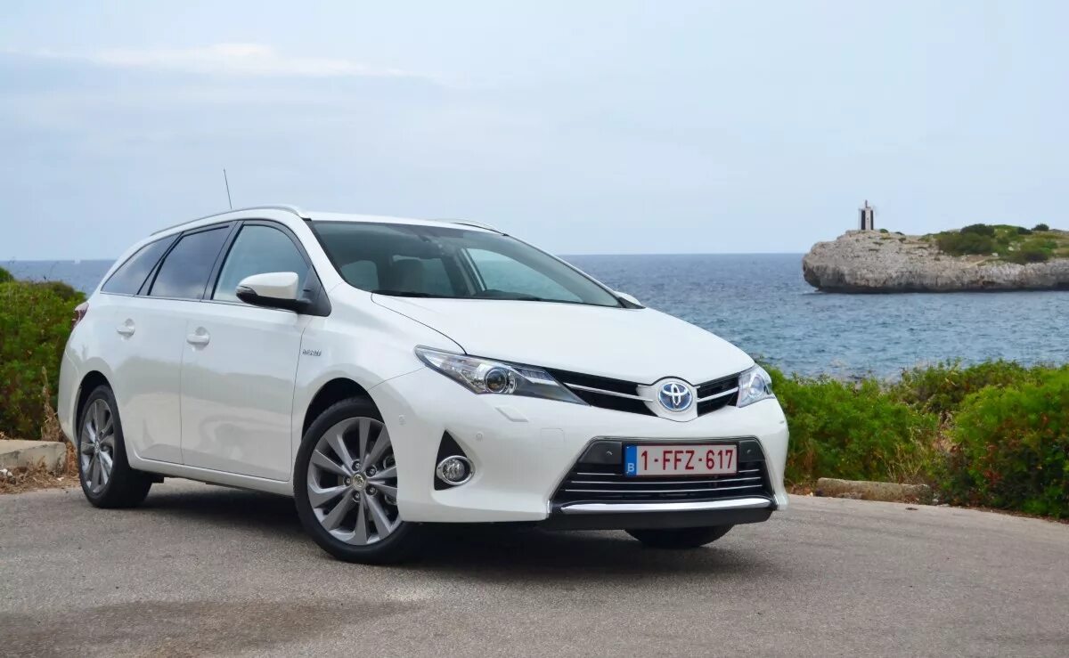 Тойота аурис гибрид. Toyota Auris Hybrid 2017. Тойота аурис 2014 гибрид. Тойота аурис 2023. Тойота аурис гибрид 2013.