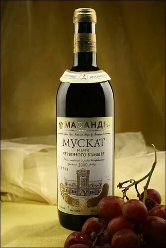 Вино белый мускат красного камня. White cliff вино. Вино белого камня. Массандра мускат красный черного камня. Robert charton вино.