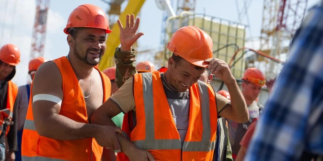 Узбекские гастарбайтеры. Что означает гастарбайтер. Строитель гастарбайтер. Что означает гастарбайтер. Гастарбайтеры нелегалы.