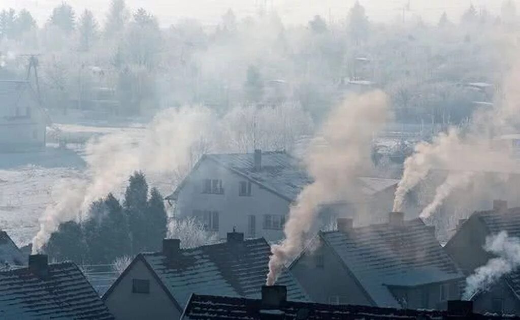 Польша смог. Загрязнение воздуха отопление домов. отопление жилищ загрязнение атмосферы. дым смог. дымка в воздухе.