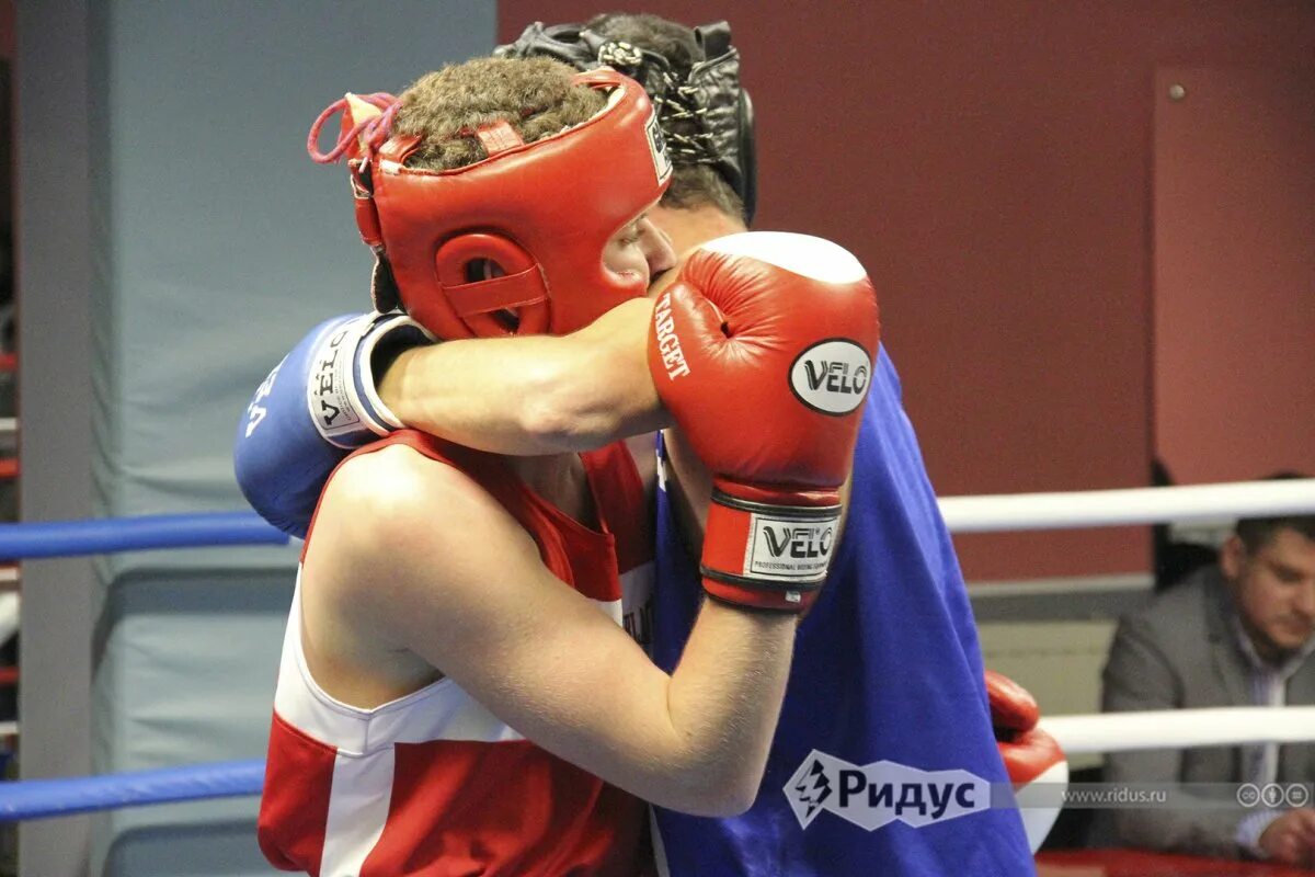 Подруга боксёр. Бокс объятия. Бокс объятия. Удар клинч в боксе. Бокс объятия.
