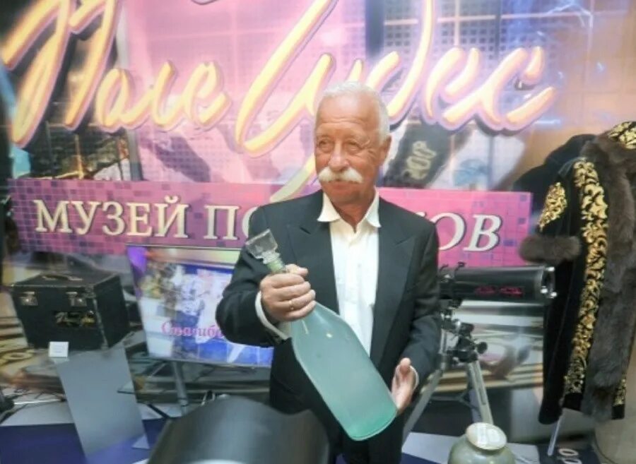 Сколько ведущему поле чудес якубович. Ведущий поле чудес леонид якубович. якубович леонид поле чудес подарками. поле чудес леониду якубовичу 70 лет. леонид якубович 1996.