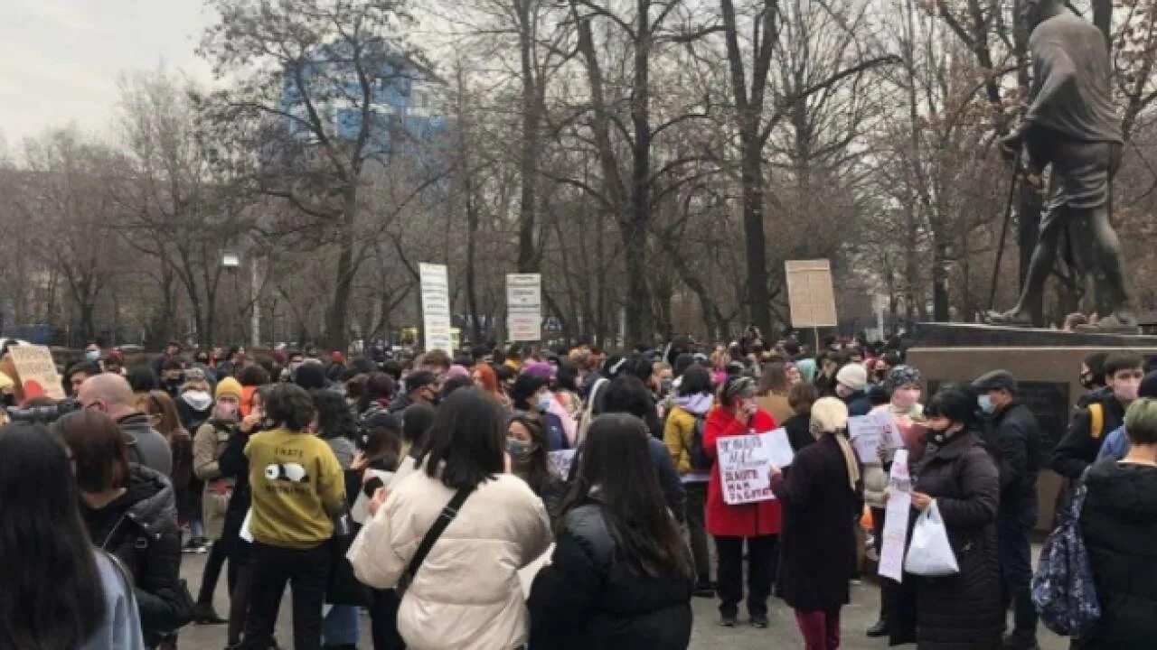 Марш женщин в Казахстане. Митинг феминисток в Алматы. Парад феминисток в Алматы. Корея феминистские протесты 2016. Парень заехал в центр митинга феминисток