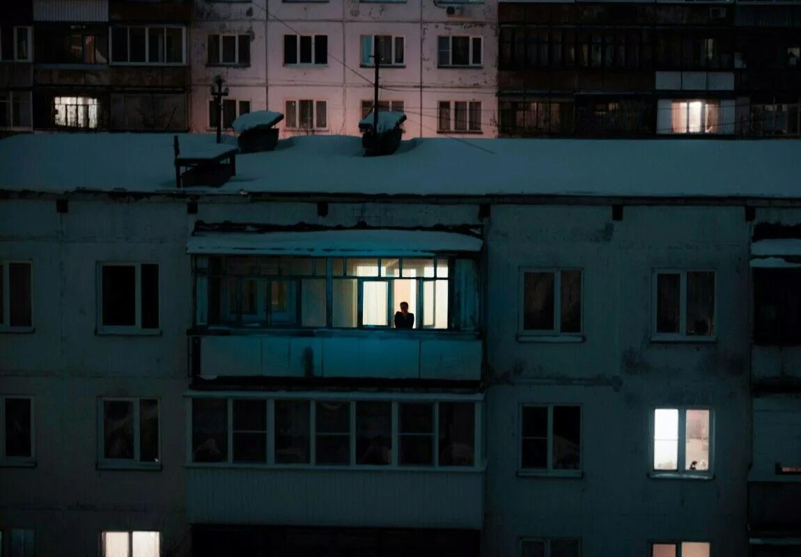 Я курю на балконе песня. Курение на балконе. Парень на балконе. Песни балкон. Мужик курит на балконе.