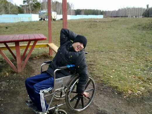 Кто инвалид я инвалид. Ребенок инвалид мем. мемы про инвалидов. перевернул ногу инвалид подставка. бытовой инвалид мем.