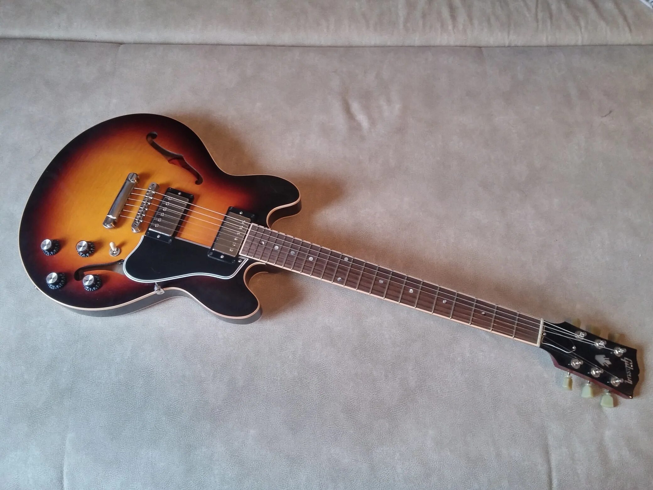 Гитара бу липецк. Акустическая гитара бобровская 5с13. Гитара бу липецк. Б/у гитары в плавске. Гитара стратокастер с рычагом тремоло.