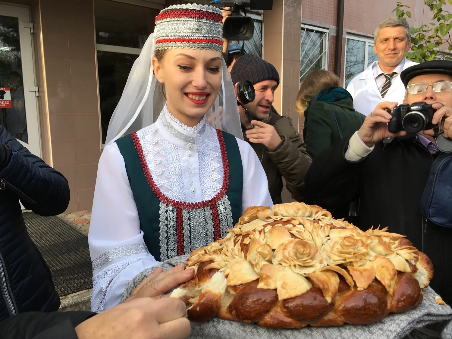 Хлеб соль. Девушка с караваем. Хлеб да соль. Встречают с хлебом и солью. Почему встречали хлебом солью на руси