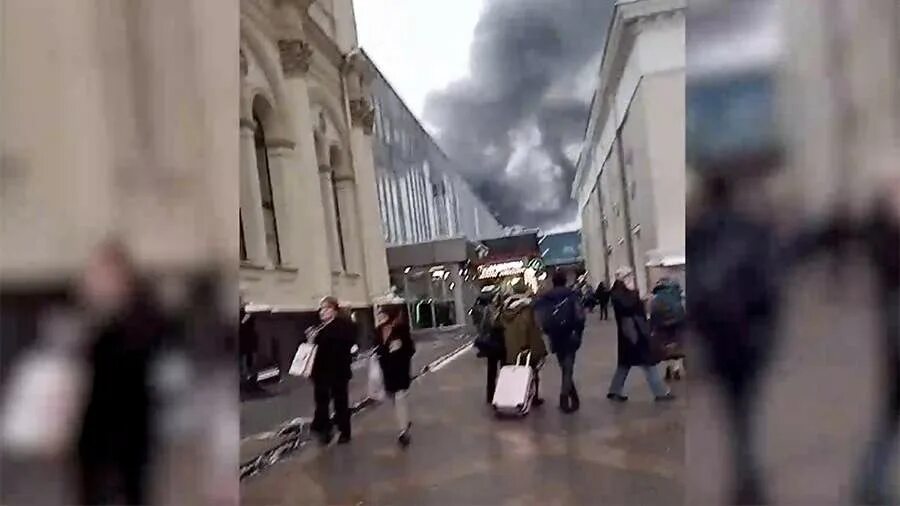 Пожар на площади трех вокзалов в Москве. Пожар на Ленинградском вокзале в Москве. Возгорание на Ленинградском вокзале. На площади трех вокзалов задымление. Площадью сгорела