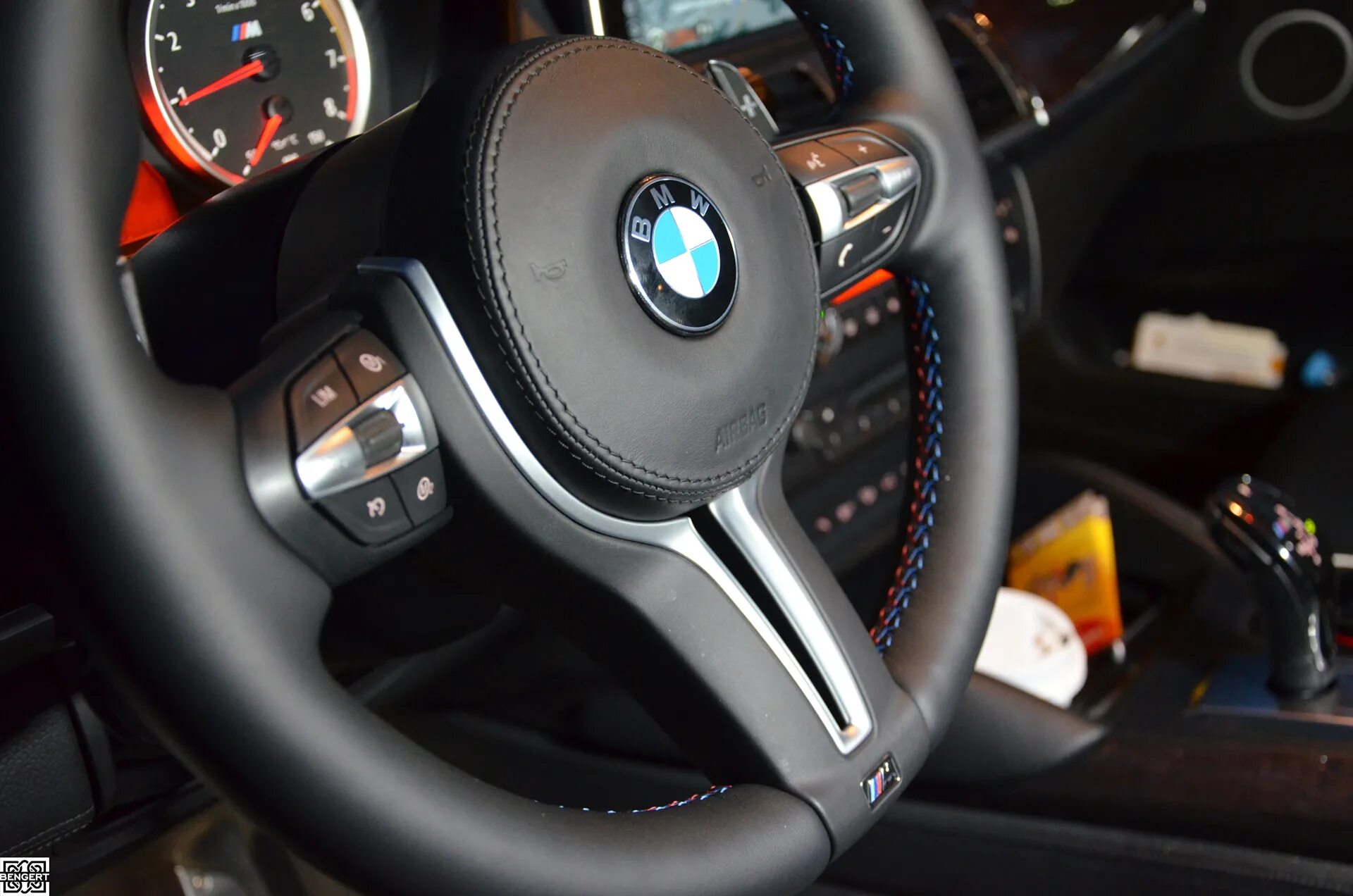 М руль bmw x5 e70. Руль bmw e70. Руль x5 e70 алькантара. Бмв х5 е53 руль м. М руль бмв е70.